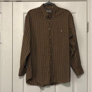 Men’s button down cotton woven shirt.